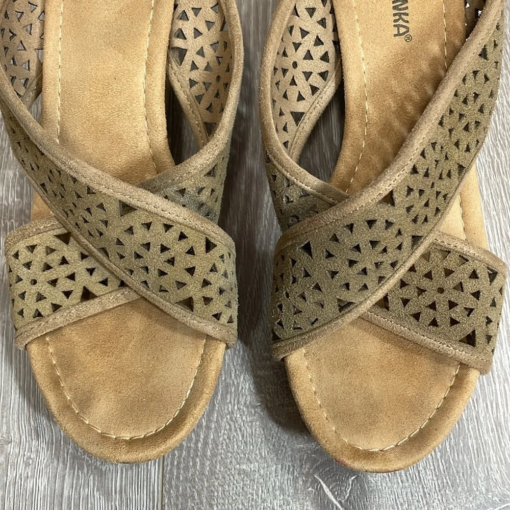 Minnetonka Lainey Laser Cut Suede Leather Cork Wedge Sandal Tan 9